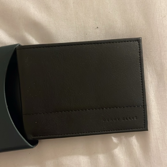 Perry Ellis men’s wallet - Picture 2 of 5
